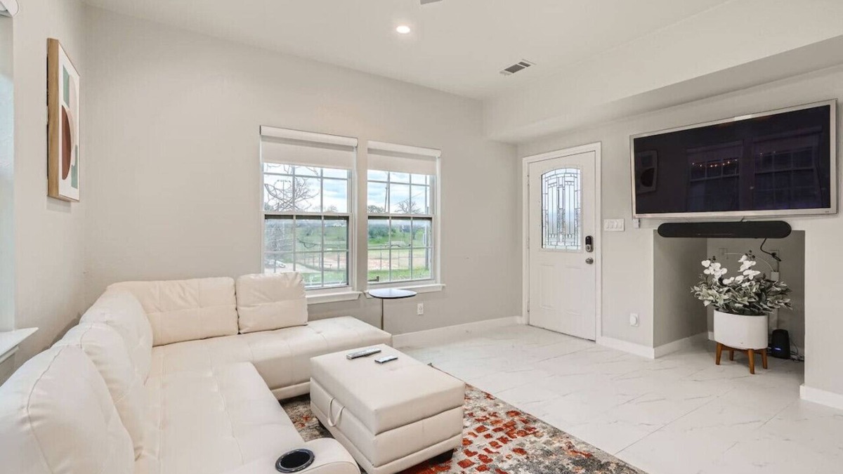 Foster Heights House | Chic 8BR Retreat+Central East Austin +Large Groups