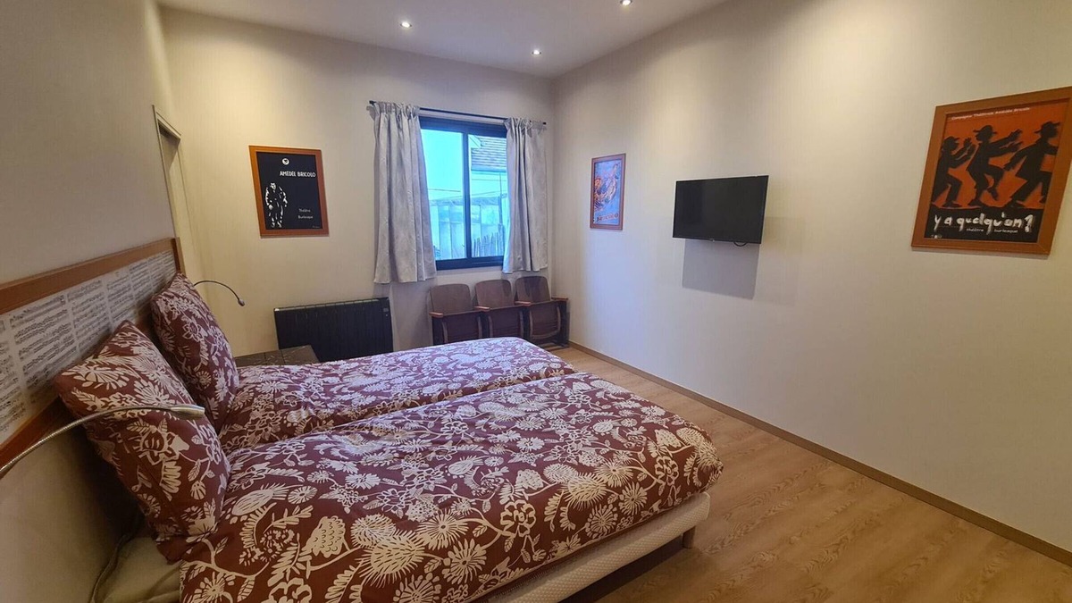 La Ferte-Saint-Aubin Bed & Breakfast | Chic Amédée PMR Room with Wi-Fi and breakfast included
