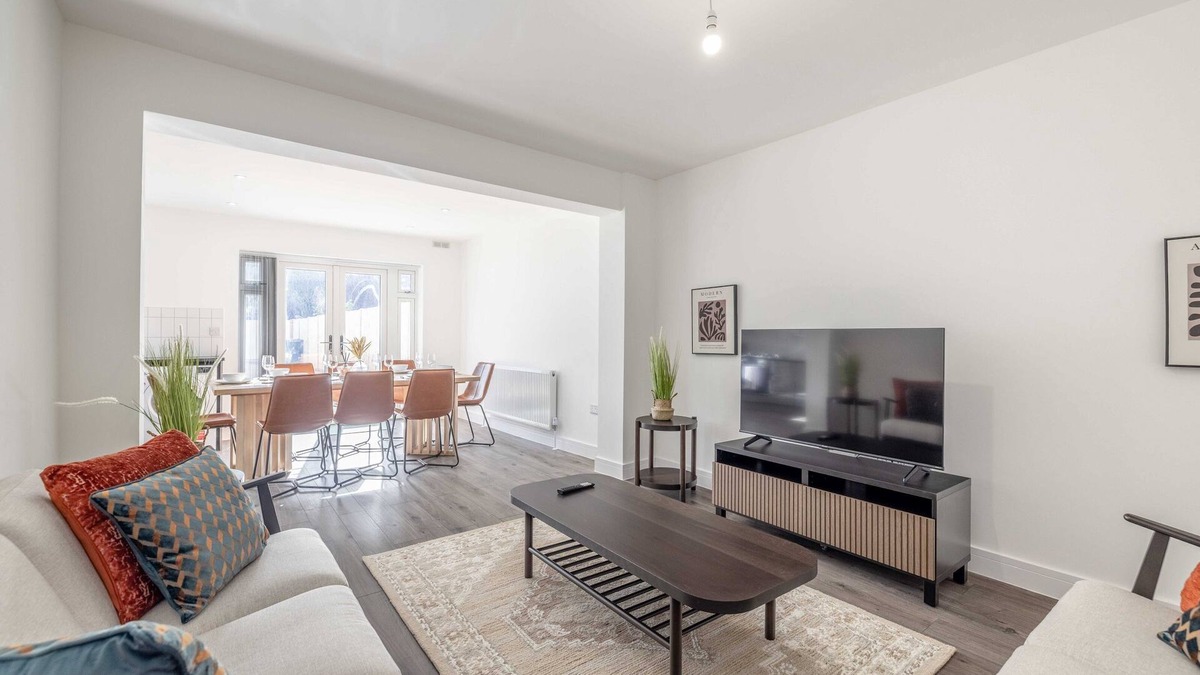 Slough House | Chic and Comfy 4 Bedroom Stay – Baylis Road