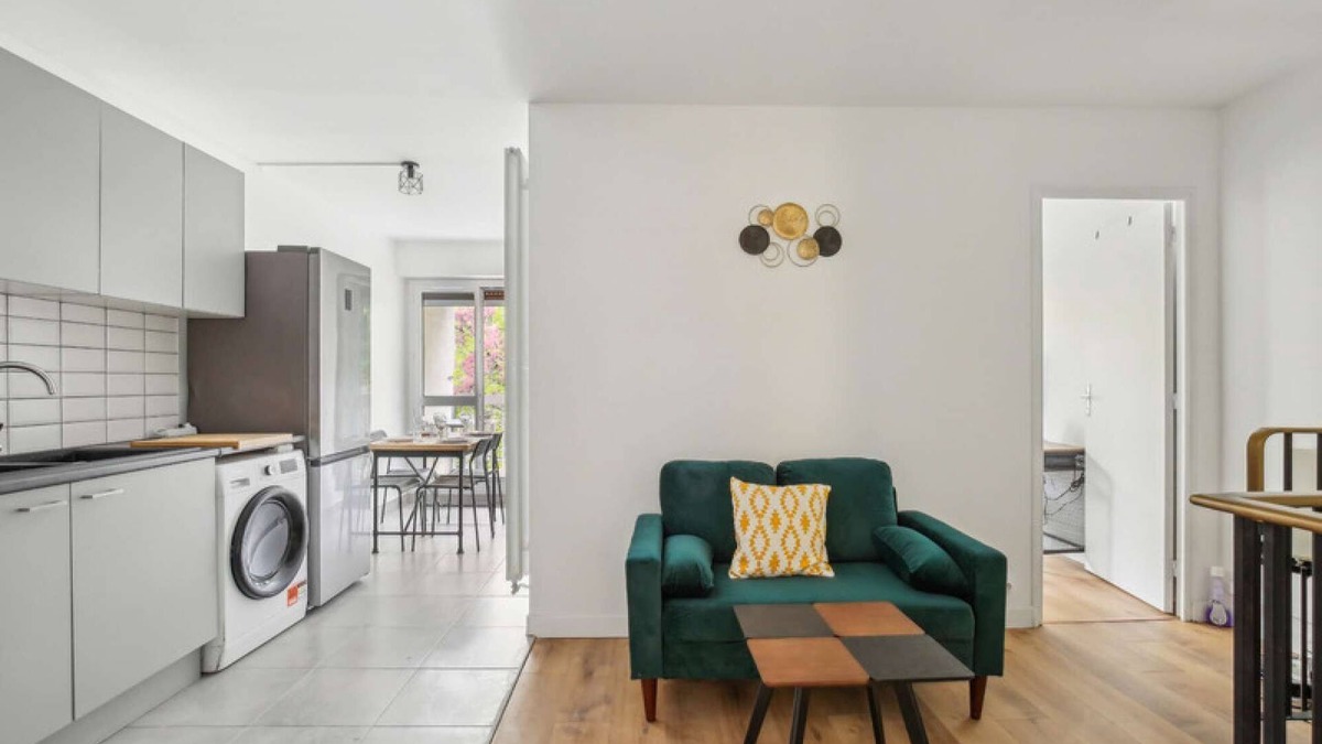 Cergy Apartment | Chic apart with balcony and parking