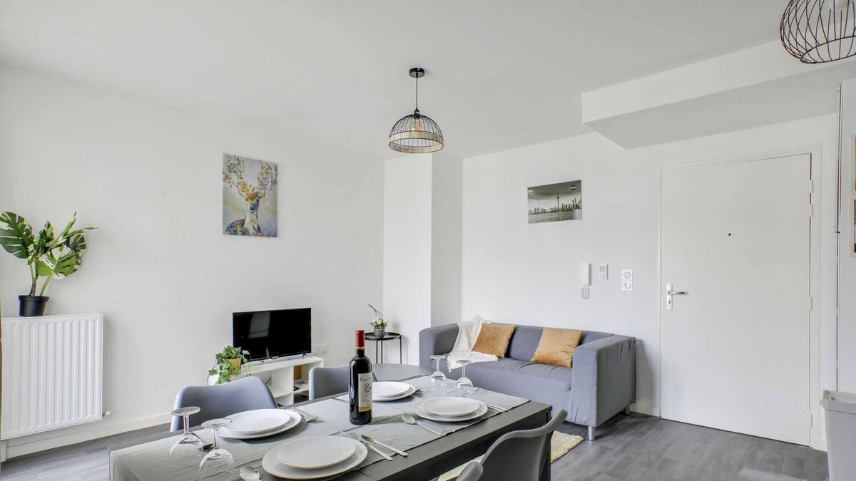 Mantes-la-Ville Apartment | Chic apart with parking and balcony