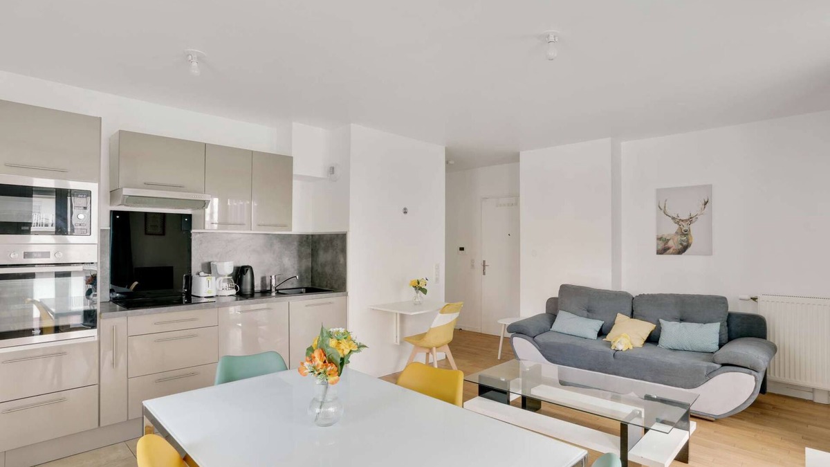 Universite Apartment | Chic apart with parking near Paris