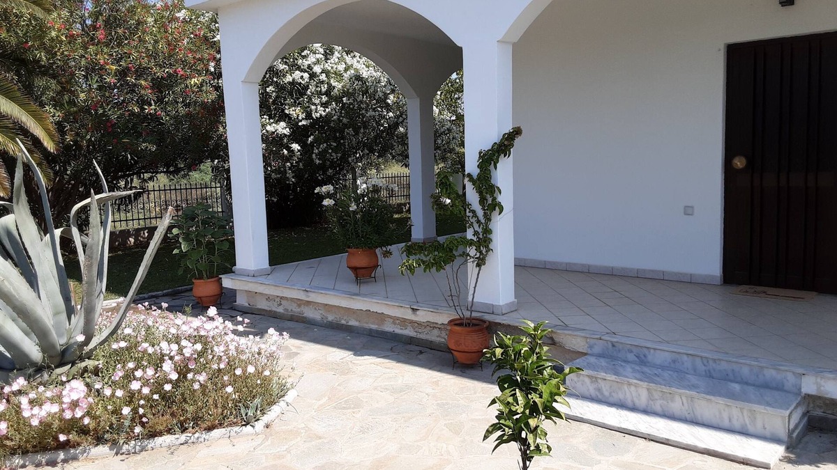 Nea Mesagkala Apartment | Chic apartment in a feel-good oasis 300 meters to the beach