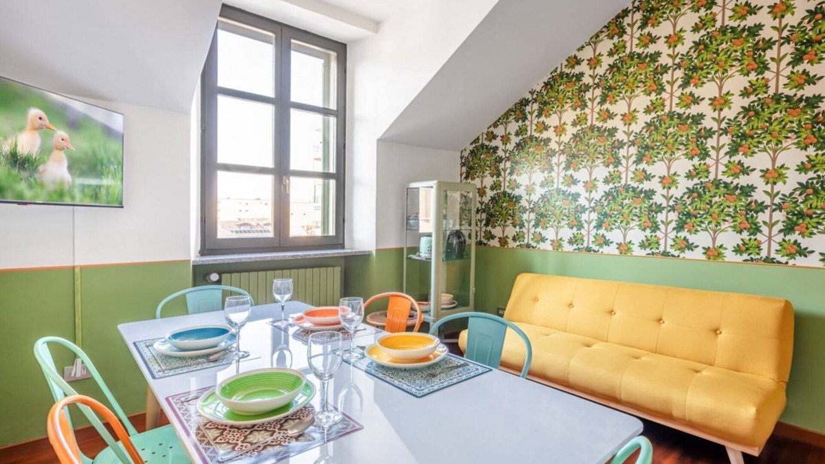 Aurora Apartment | Chic apartment perfect for 6 people is located next to Campus Einaudi, in a area full of clubs and well connected by public transport to reach Porta Nuova, a few steps from the Mole Antonelliana, Piazza Castello and the Porte Palatine. The flat is equipp