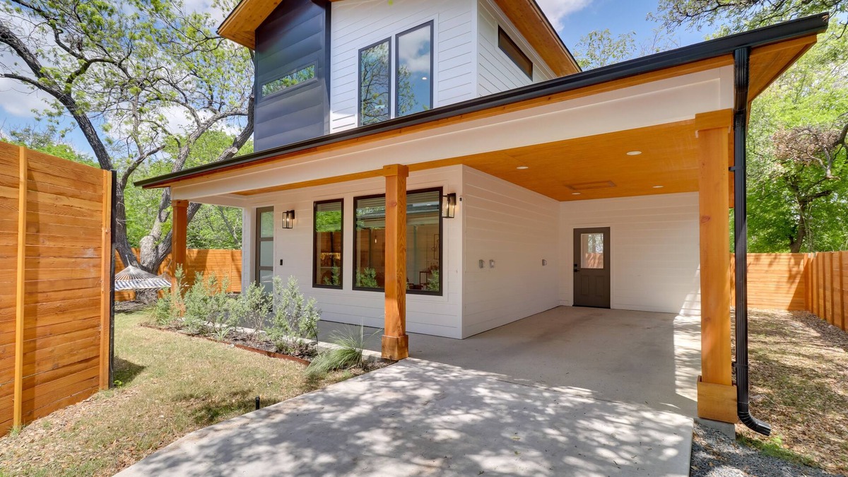South Manchaca House | Chic Austin House w/Spacious Backyard & Hammock