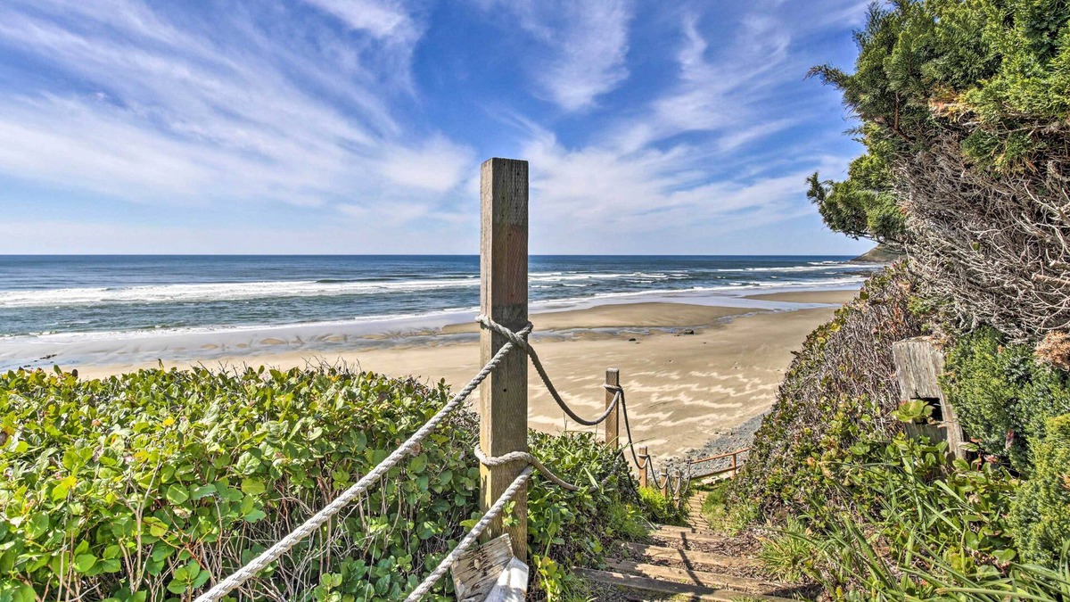 Yachats Apartment | Chic Beachfront Abode w/Balcony & Beach Access!