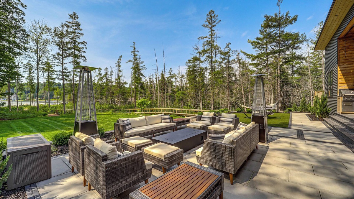 Bellaire House | Chic Bellaire Home w/Outdoor Kitchen on Clam Lake