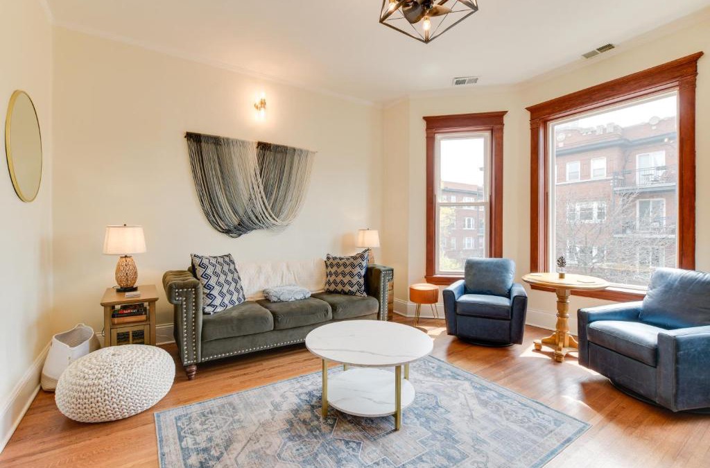 Buena Park Apartment | Chic Chicago Apartment about 1 Mi to Wrigley Field!