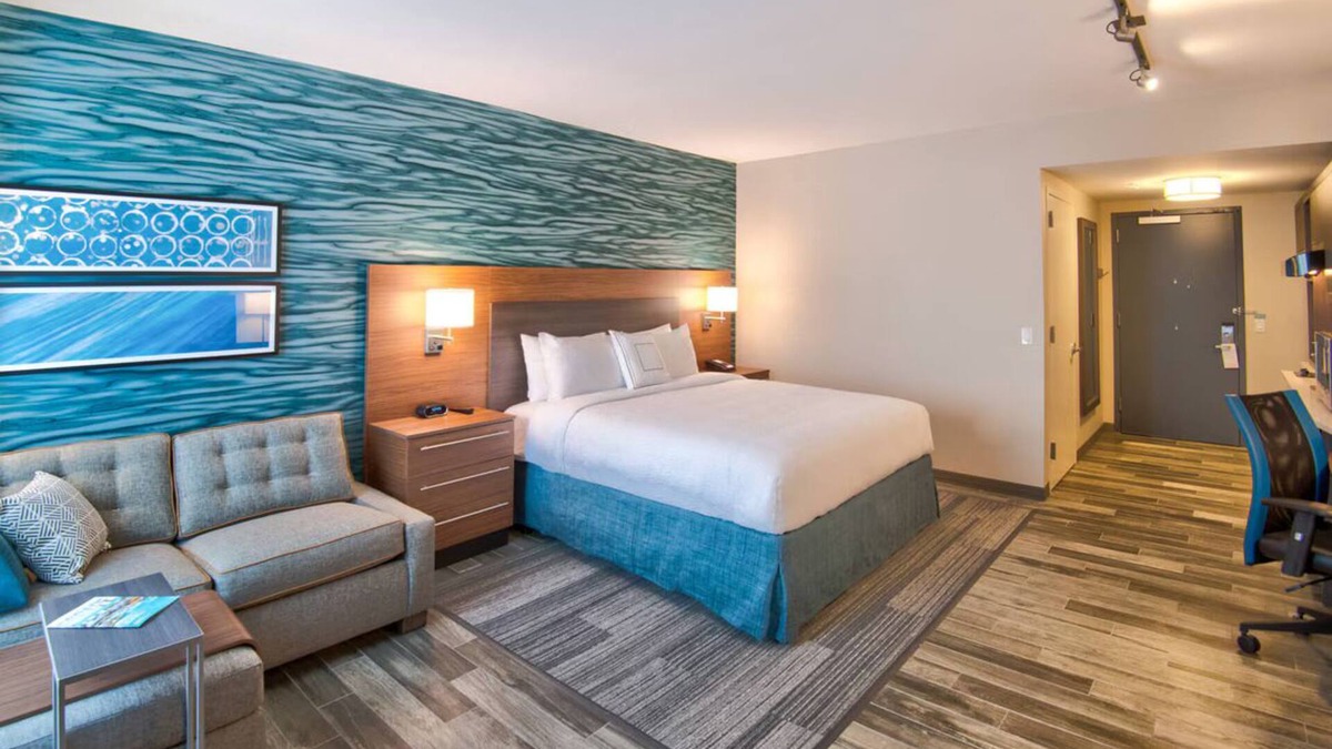 Flagami Hotel | Chic & Comfortable Stay | 3 Units | Pool | Spacious Suites