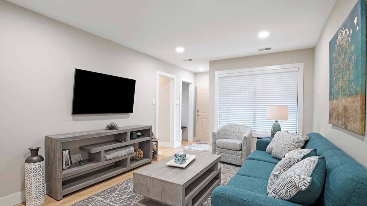 Clinton Township Condo | Chic Cozy 1-bedroom condo with WiFi, AC in welcoming Clinton Township