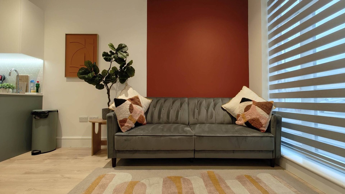 Runnymede Apartment | Chic & Cozy Chertsey Flat with Free Parking & WiFi