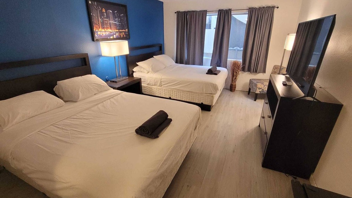 Pico - Robertson Apartment | Chic Double Queen Bed Unit in Beverly Hills with AC + WiFi