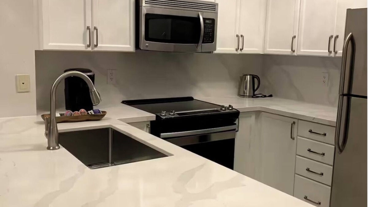 Downtown Mississauga Condo | Chic Downtown Mississauga Condo | 5 Min Walk to Square One!