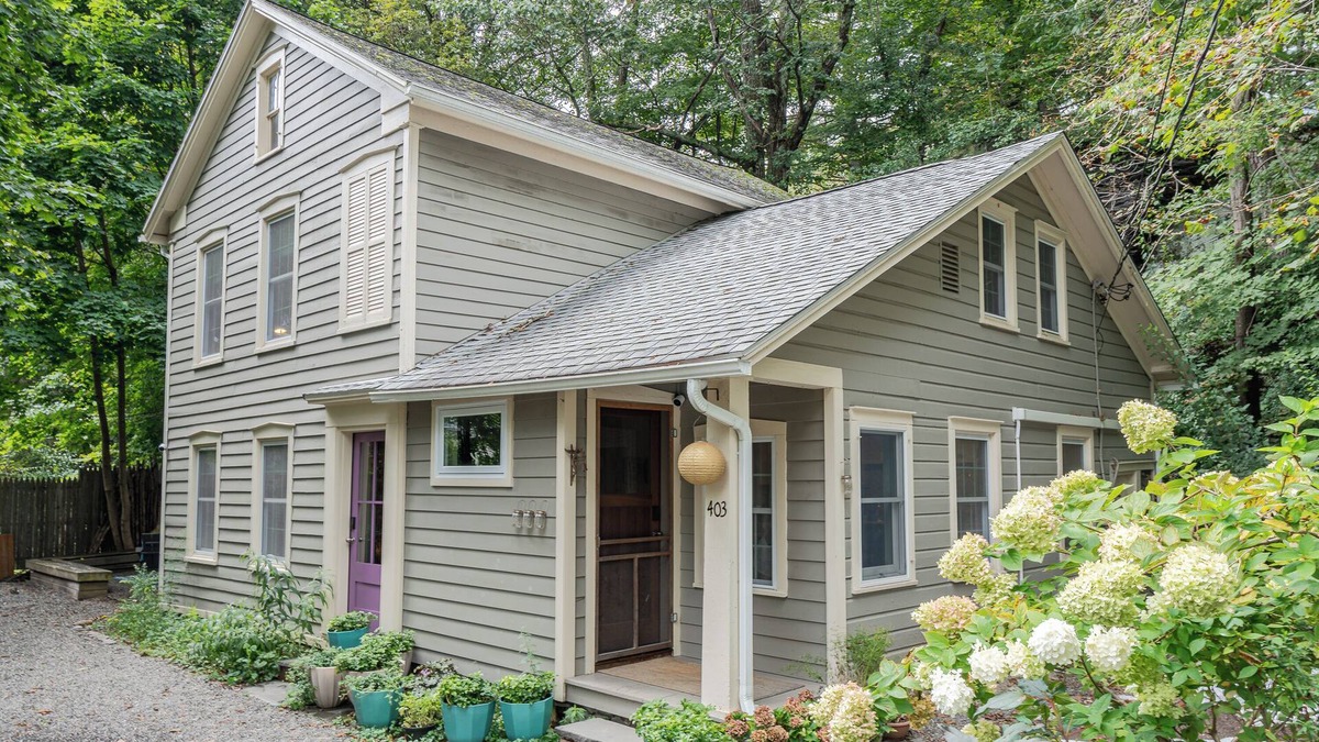 West Saugerties House | Chic Farmhouse Woodstock Saugerties Skiing HITS Hiking