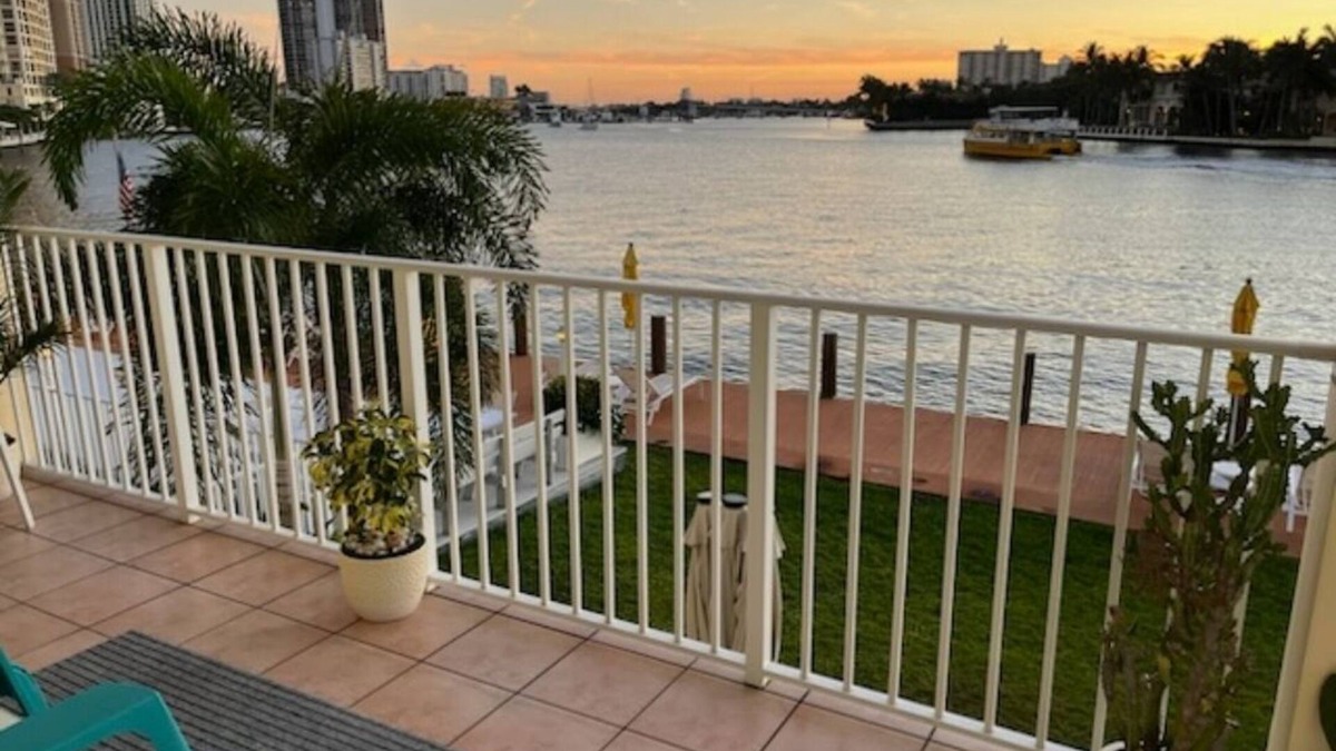 Barrier Island Condo | Chic Fort Lauderdale Beach Hideaway, Breathtaking Waterfront Views, 5☆ Stay