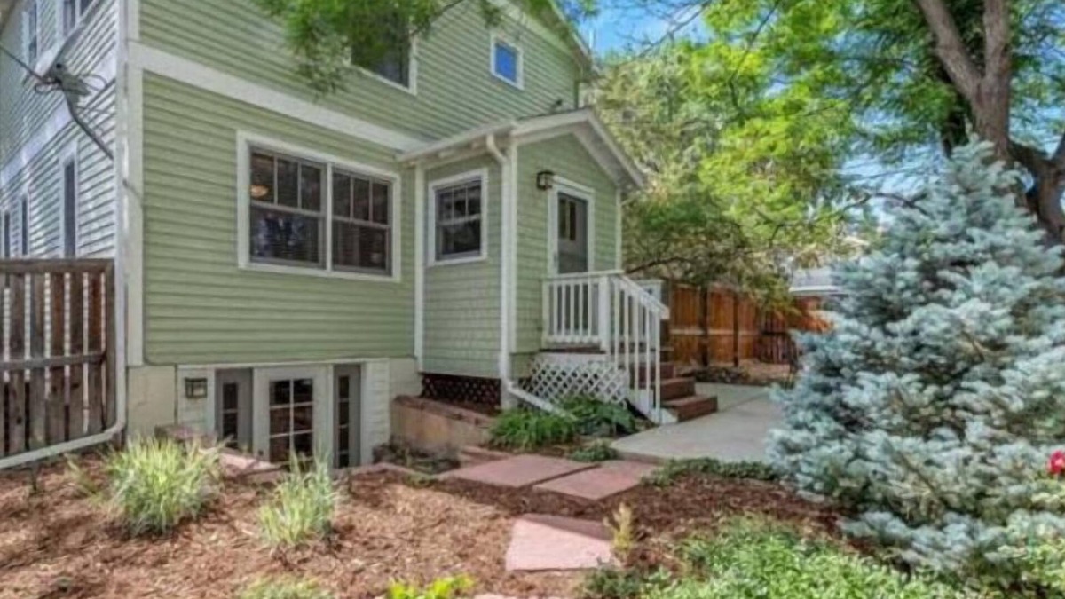 Newlands Apartment | Chic garden level close to trails, shops