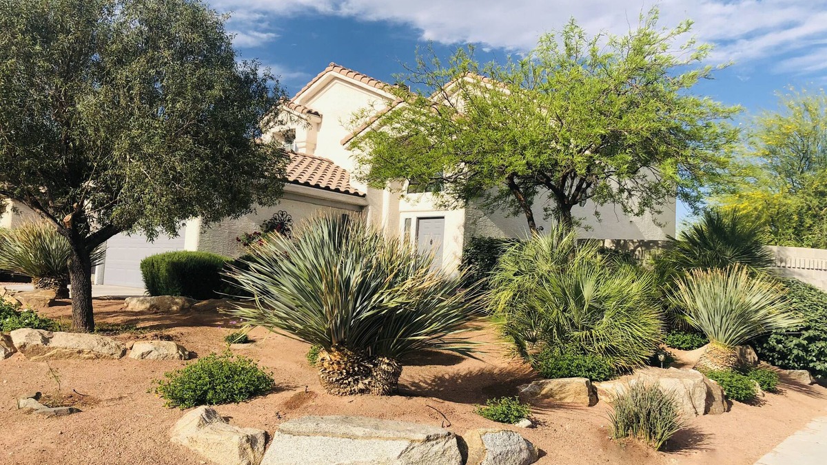 Sunrise Manor House | Chic home, king retreat w/spa en-suite, game room, huge yard, 8 mi to strip!