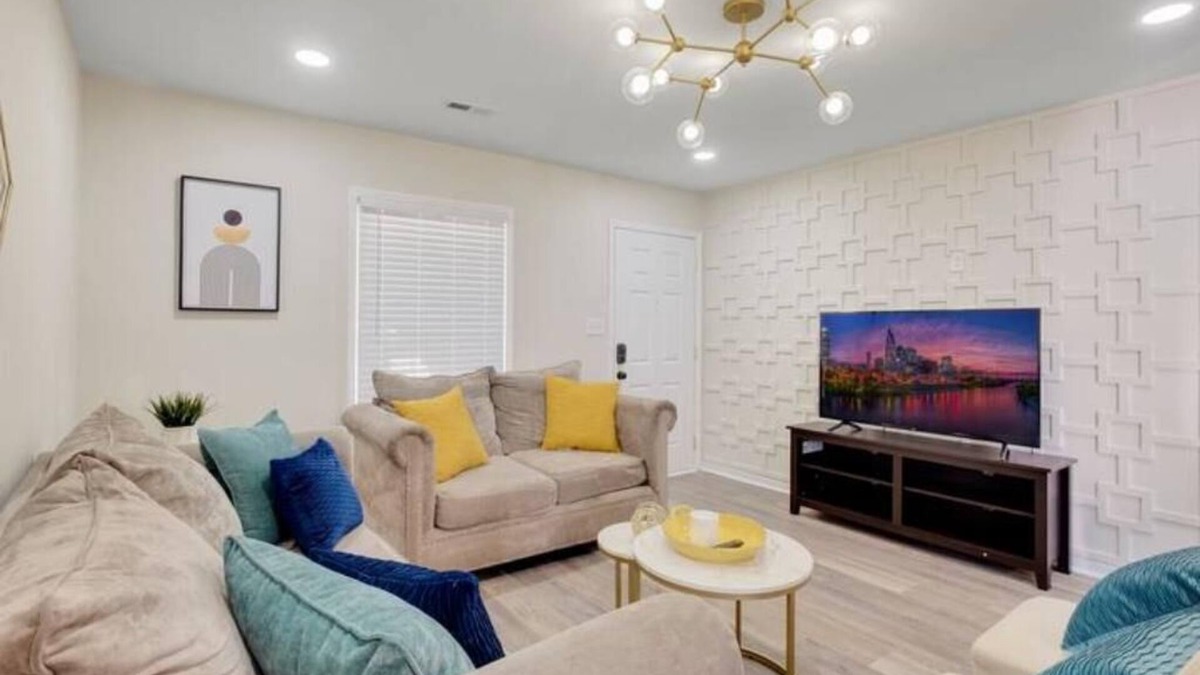 Southeast Raleigh House | Chic home w king bed in Raleigh