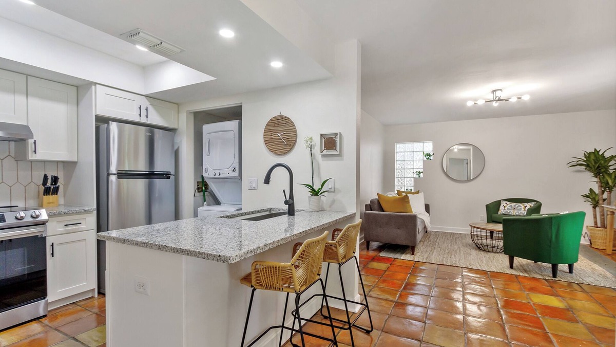 Historic Hyde Park North Condo | Chic Hyde Park Condo - 2 bed, 2 bath - 5 min to Shops, Bayshore & Amalie