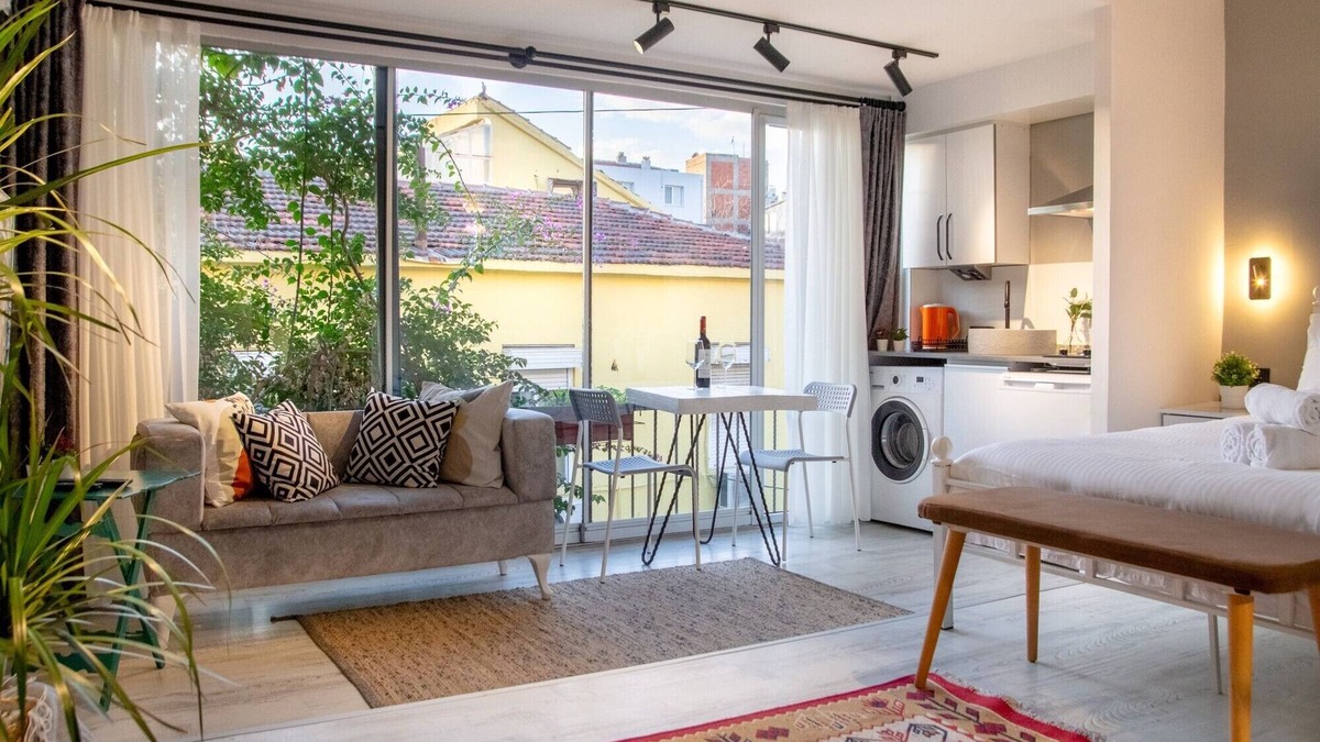 Old Town Apartment | Chic Kordon Flat: Heart of Alsancak