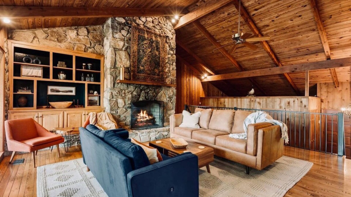 Gallatin House | Chic Lakefront Home｜6 bdrm/4bath & Private Dock!