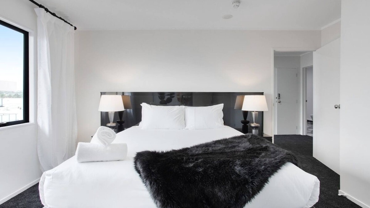Manukau City Apartment | Chic Modern 2BR Heart of Manukau