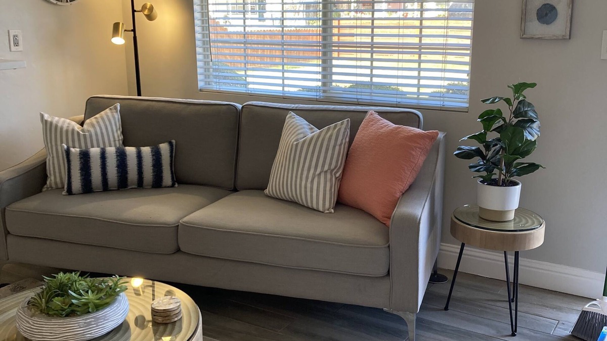 Oleander - Sunset Apartment | Chic, Modern apartment in vintage neighborhood