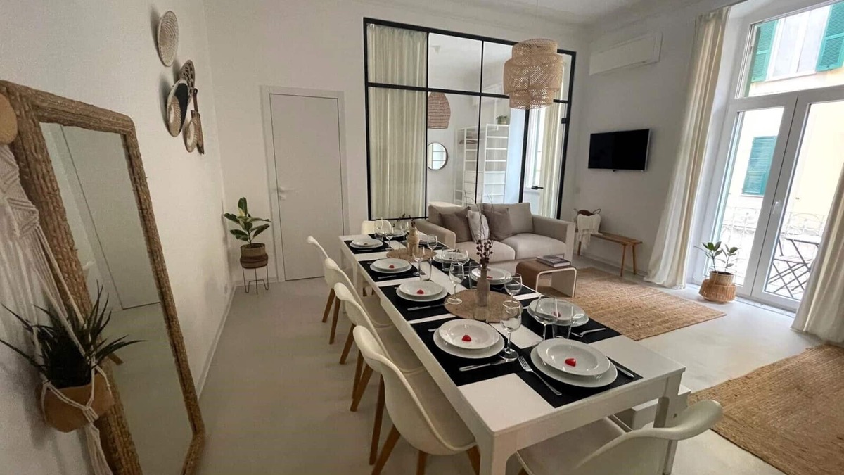 La Spezia Historic Centre Apartment | Chic & modern for groups & families-10 guests, in city center with 2 balconies