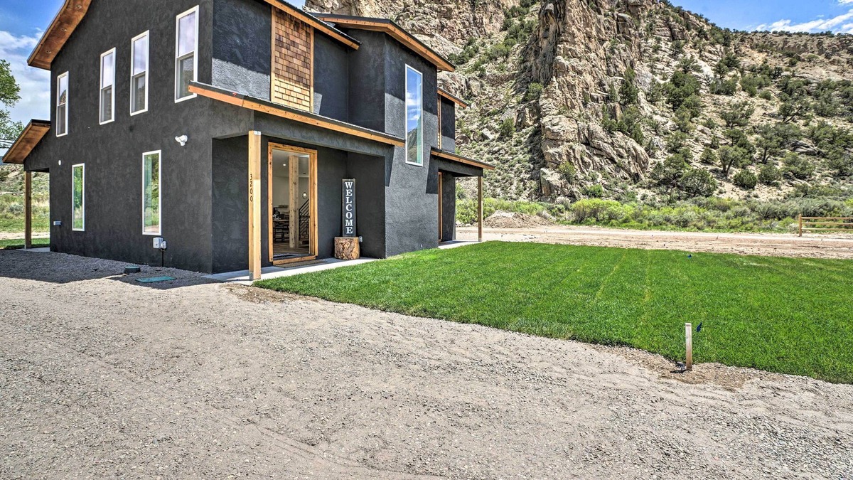 Rifle House | Chic Mountain Escape < 7 Mi to Rifle Falls!