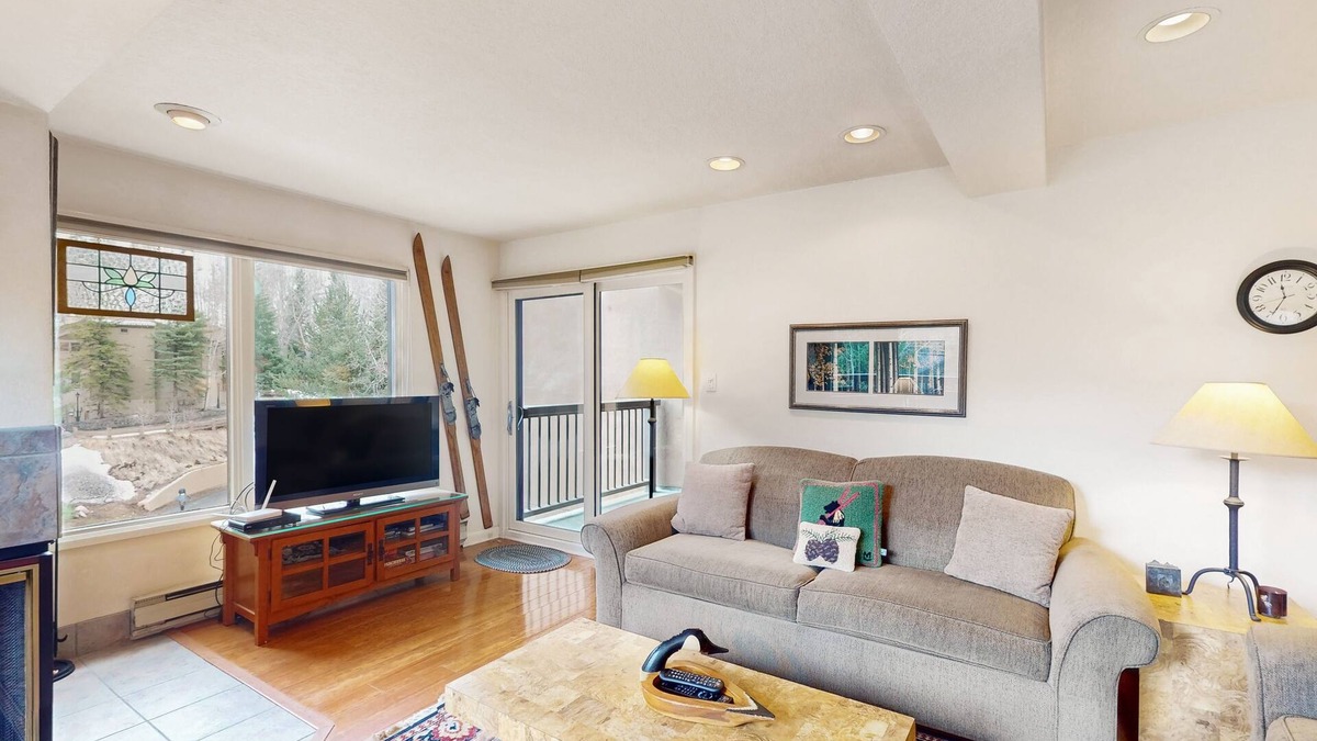 Vail Condo | Chic mtn-view condo near golf & Nordic center with pool, hot tub, game room