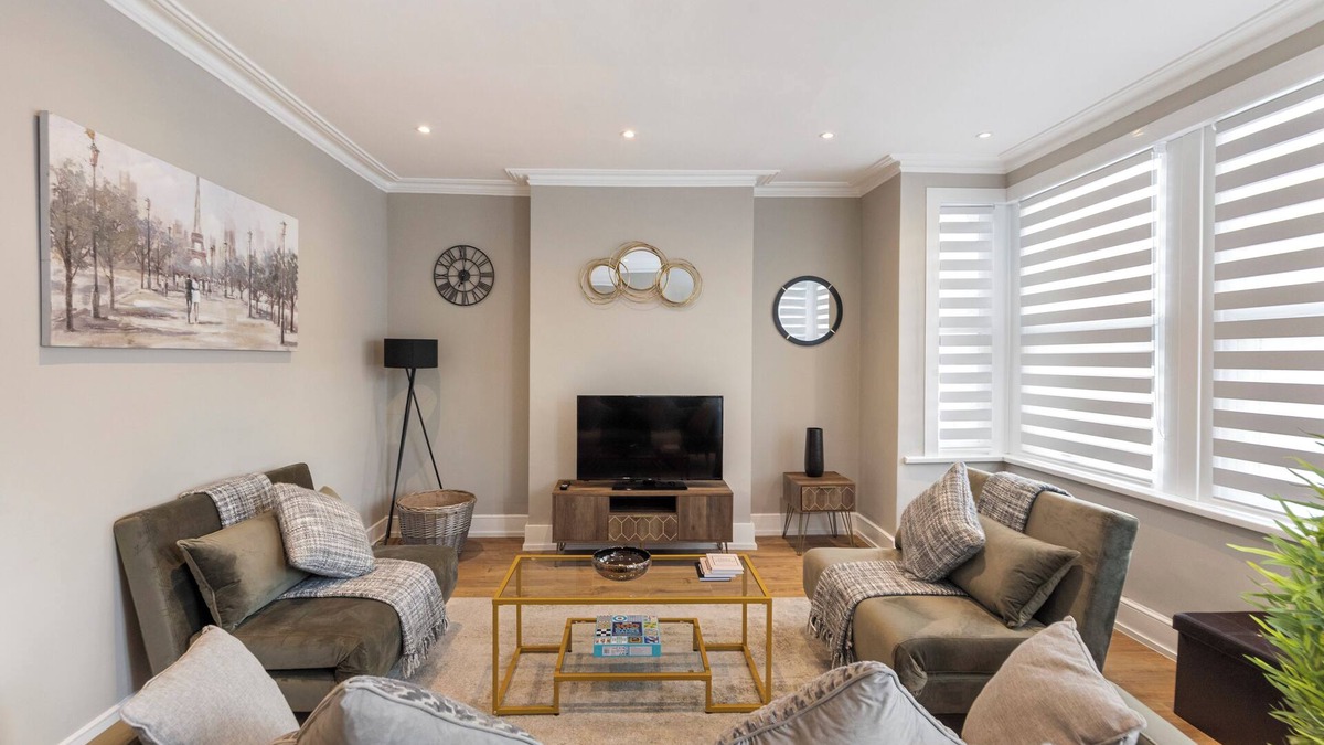 Duckett's Green House | Chic & Radiant Retreat in Harringay Ladder