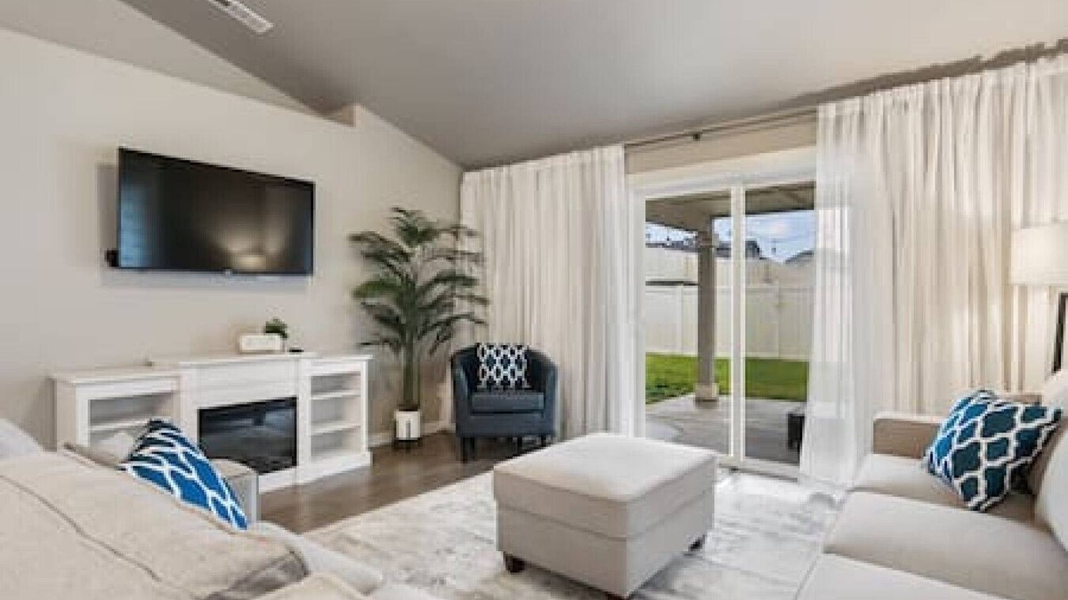 South Richland House | Chic Retreat in Prime Location