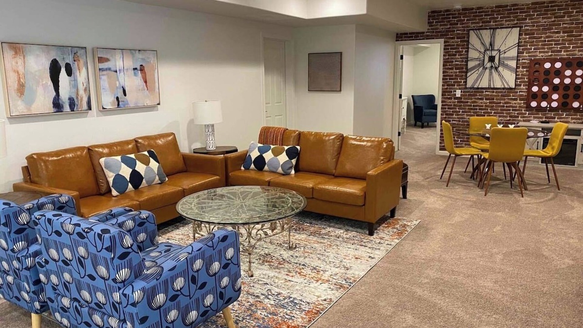 Orem House | Chic Retreat: Your Cozy Getaway with Waffles too!