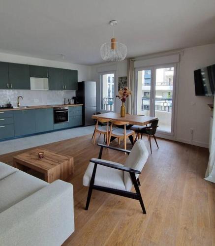 Zone d'amenagement concerte des Docks Apartment | Chic & Spacious 3-Bedroom with balcony
