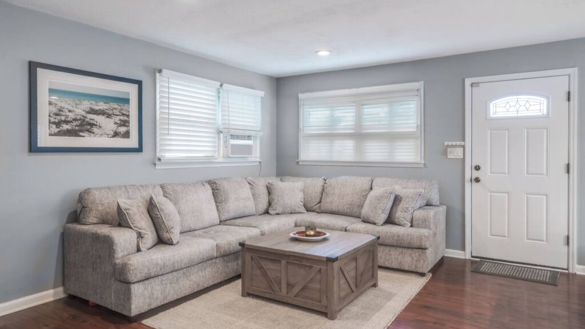 Amityville Apartment | Chic Studio Apartment, with WiFi in welcoming Amityville