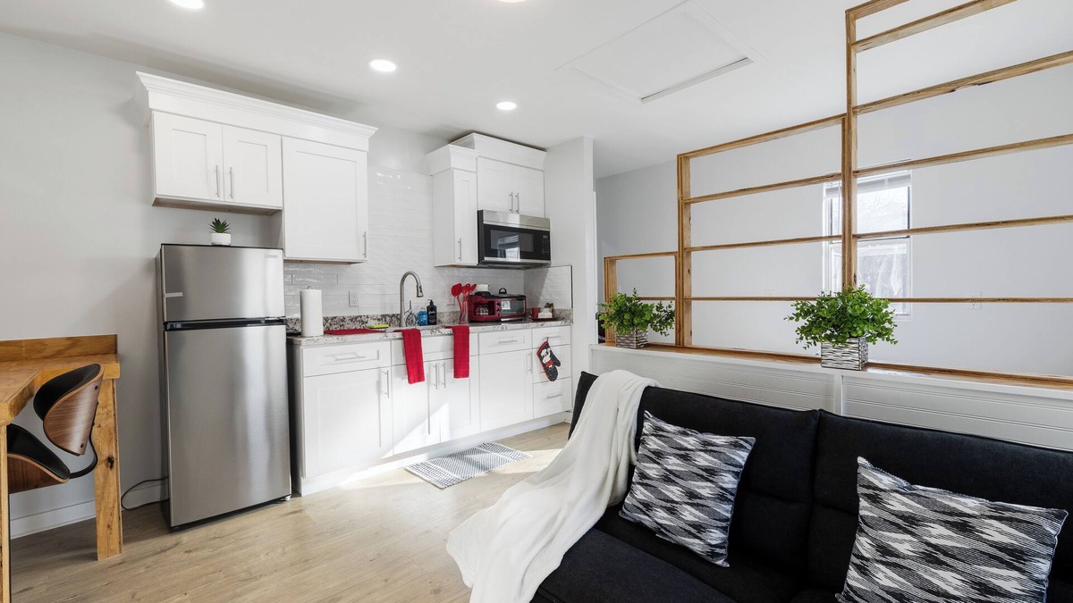Harper Woods Apartment | Chic studio with AC and WiFi in superb Harper Woods