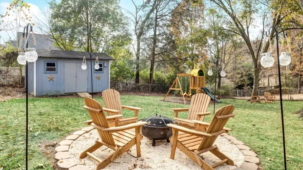 Matthews House | Chic, stylish, Matthews, 20 mins to uptown, fenced yard, kid friendly