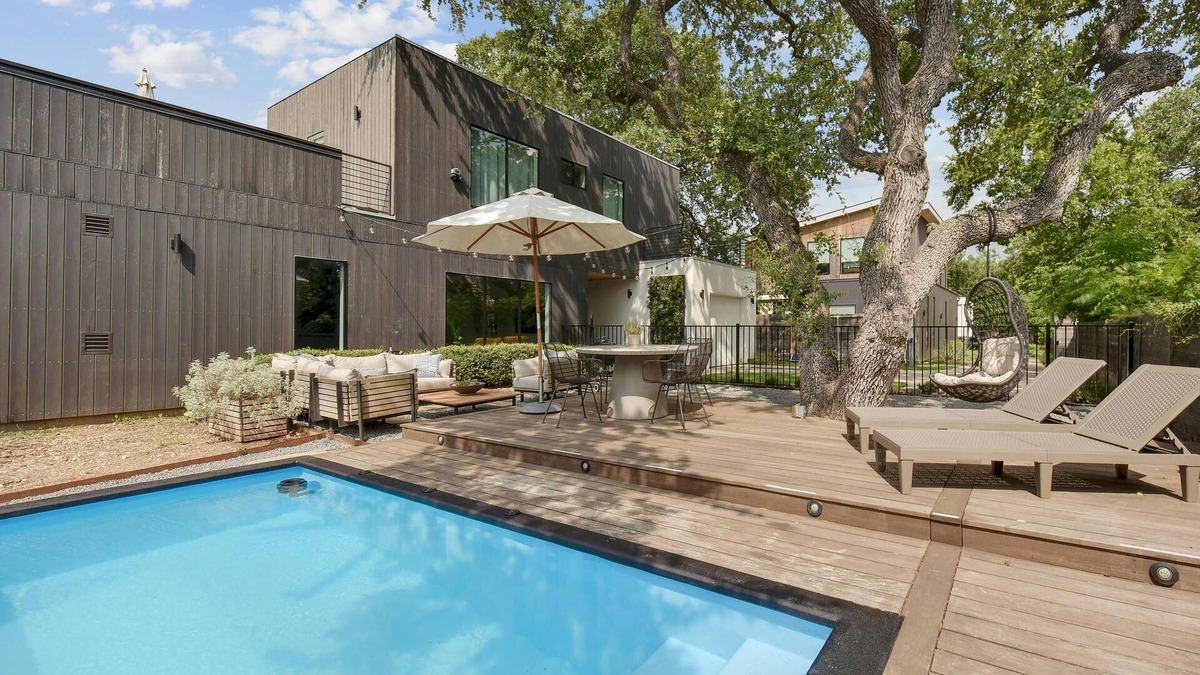 Riverside House | Chic Travis Heights Home + Pool - Chelsea Oak II