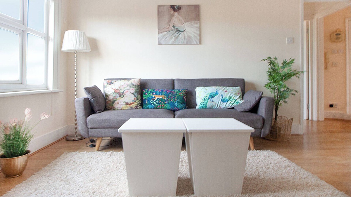 Lee Apartment | Chic two bed flat sleeps 5 next to train station