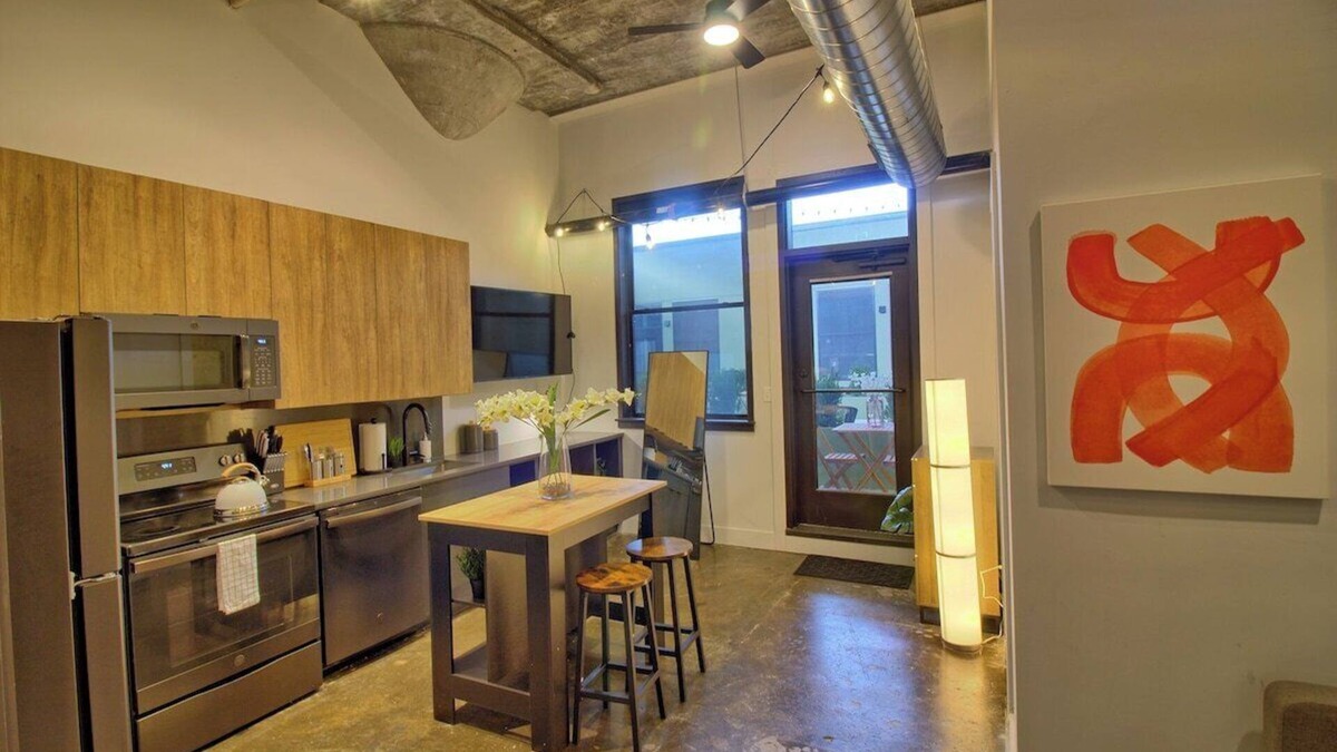 Midtown Hotel | Chic Ultramodern Minimalist Studio Loft + Patio