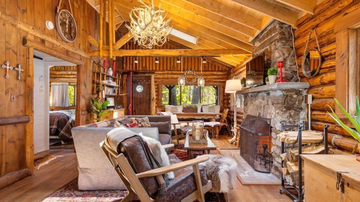 Boothbay Harbor Cabin | Chic, updated log cabin nestled in the pine trees of Sprucewold!