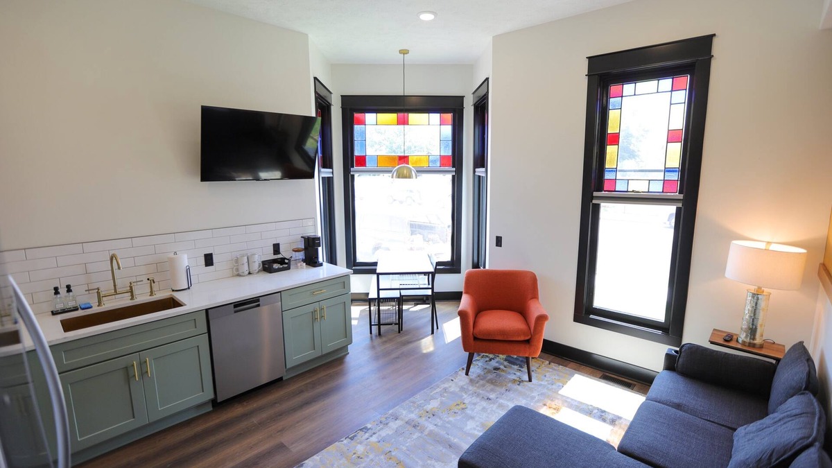 Nelson Apartment | Chic Urban apartment at the Victorian – Steps to Dining, Shops & Farmers Market