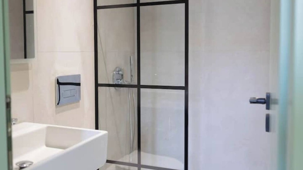 Qender Hotel | Chic Warehouse Loft in Central Saranda – Walk to Port & Promenade!