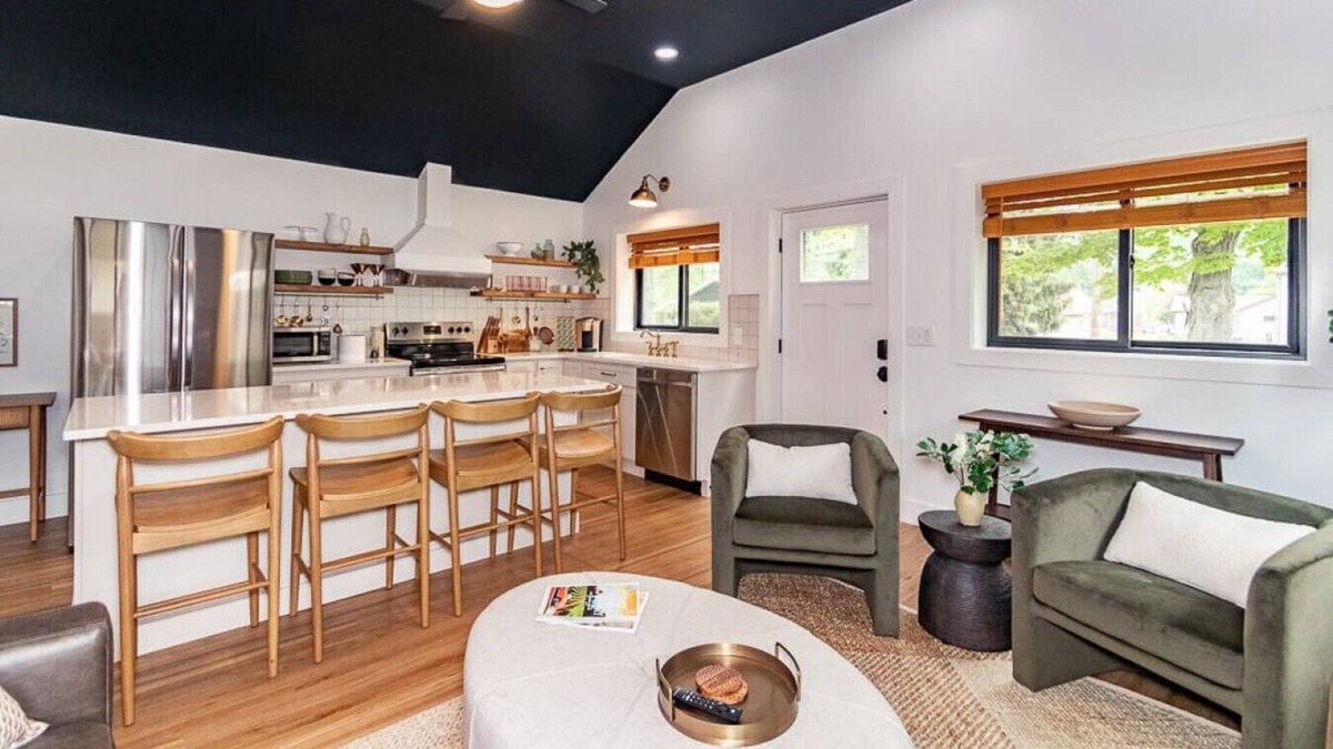 Lake Breeze Park House | Chic|Wine Country|Geneva|Lake Erie