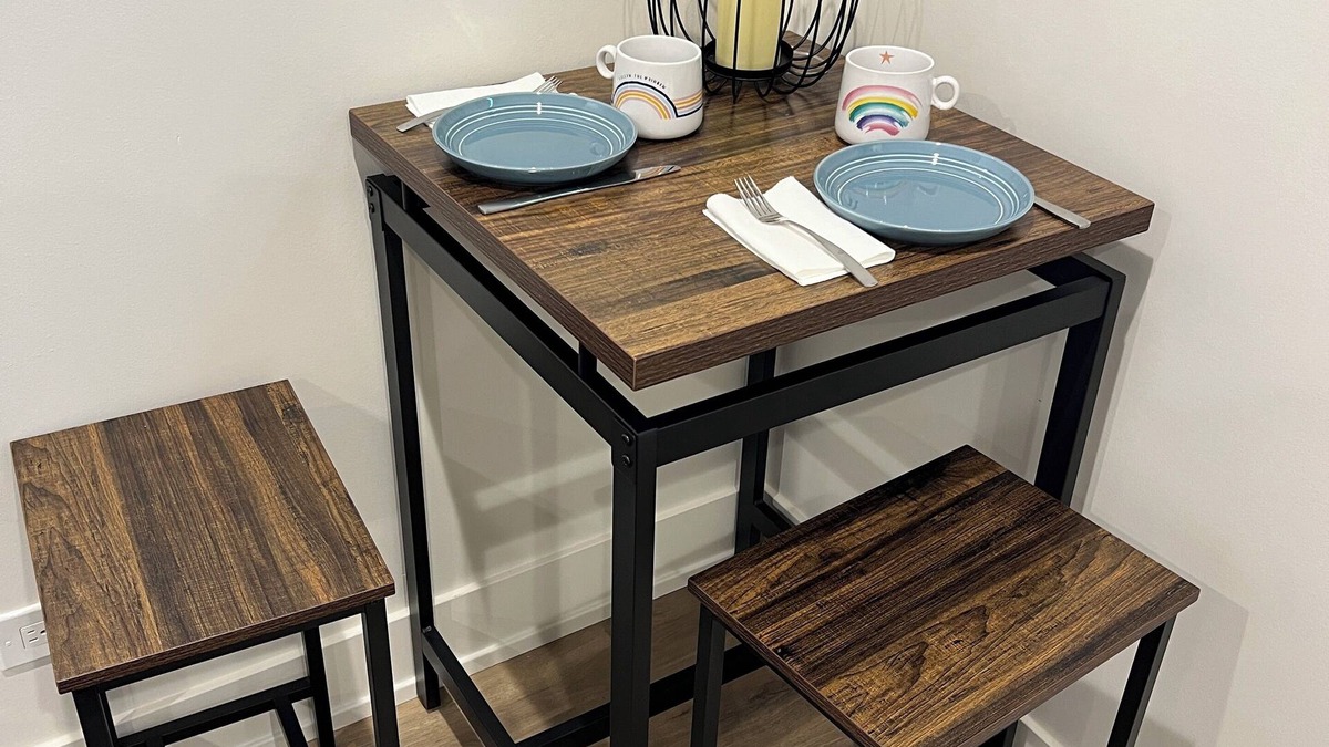 Woodlawn Apartment | Chicago 1-bedroom/1 Office apartment: welcoming Chicago with AC, onsite laundry