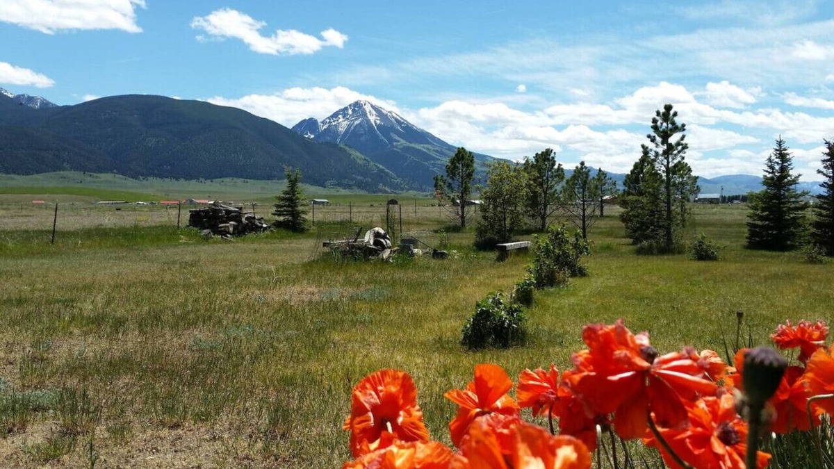 Pray Apartment | Chico Peak cabin near Yellowstone and Chico Hot Springs