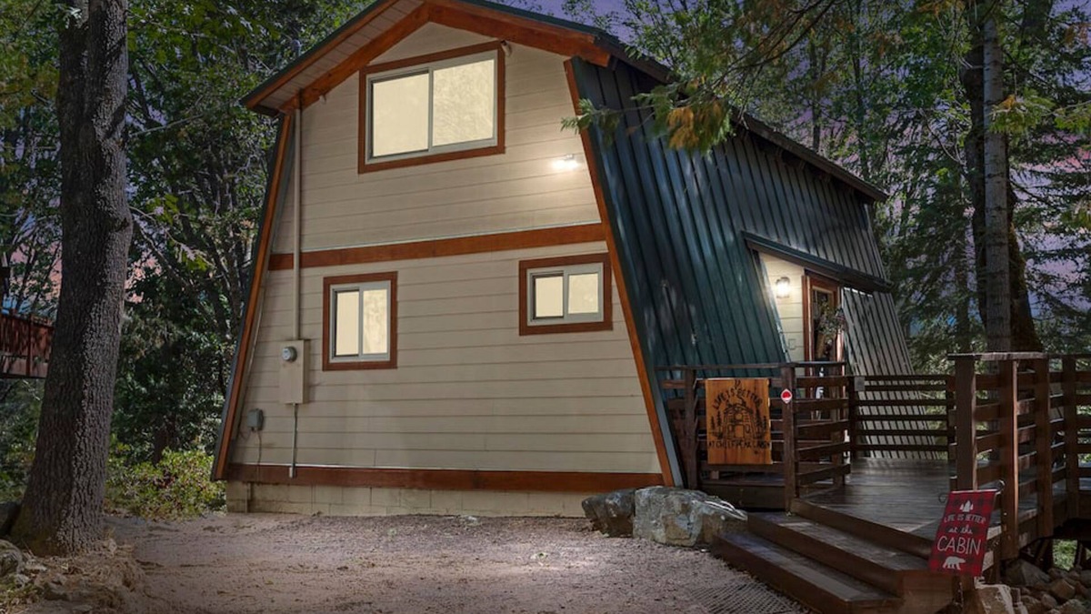 Fish Camp Cabin | Chief Peak cabin near Yosemite with deck, nature views & full kitchen