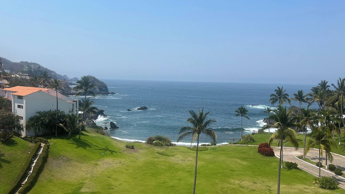 Manzanillo Condo | Chihuahua 144, Charming 2-bedroom, ocean front, AC, king bedroom, loft bedroom