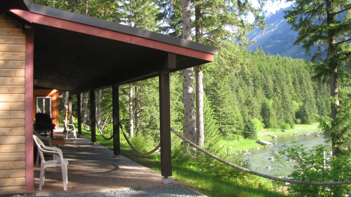Lutak Hotel | Chilkoot Haven in Haines room #3, right on the Chilkoot River, Bear Viewing