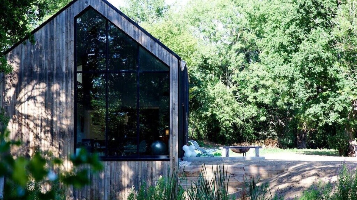 Abbess Roding House | Chill @ architect designed home with wild swimming